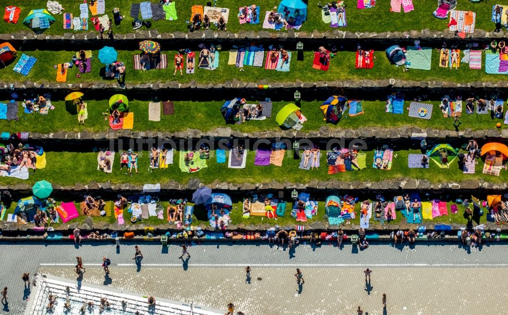 Luftbild Witten - Badegäste auf den Liegewiesen am Schwimmbecken des Freibades Freibad Annen an der Herdecker Straße in Witten im Bundesland Nordrhein-Westfalen