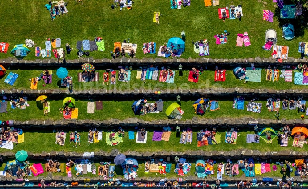 Luftaufnahme Witten - Badegäste auf den Liegewiesen am Schwimmbecken des Freibades Freibad Annen an der Herdecker Straße in Witten im Bundesland Nordrhein-Westfalen