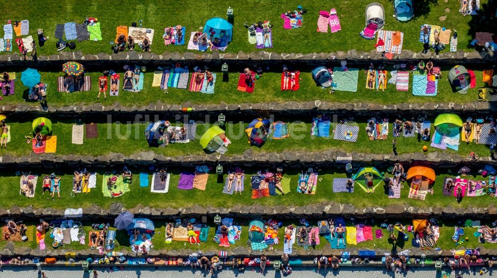 Witten von oben - Badegäste auf den Liegewiesen am Schwimmbecken des Freibades Freibad Annen an der Herdecker Straße in Witten im Bundesland Nordrhein-Westfalen