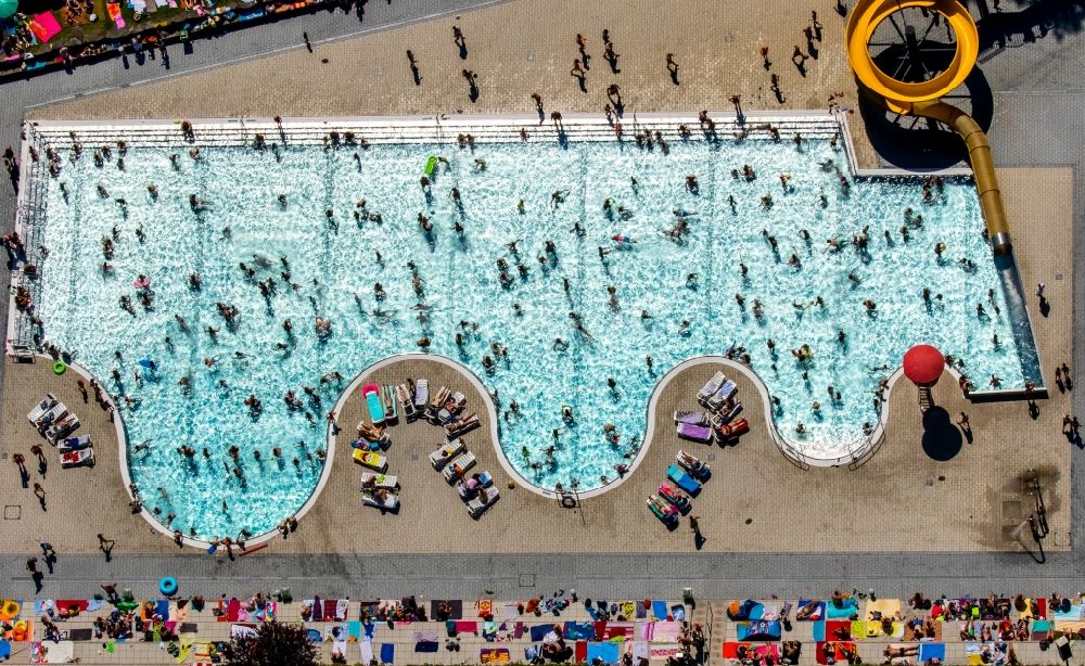 Witten aus der Vogelperspektive: Badegäste auf den Liegewiesen am Schwimmbecken des Freibades Freibad Annen an der Herdecker Straße in Witten im Bundesland Nordrhein-Westfalen