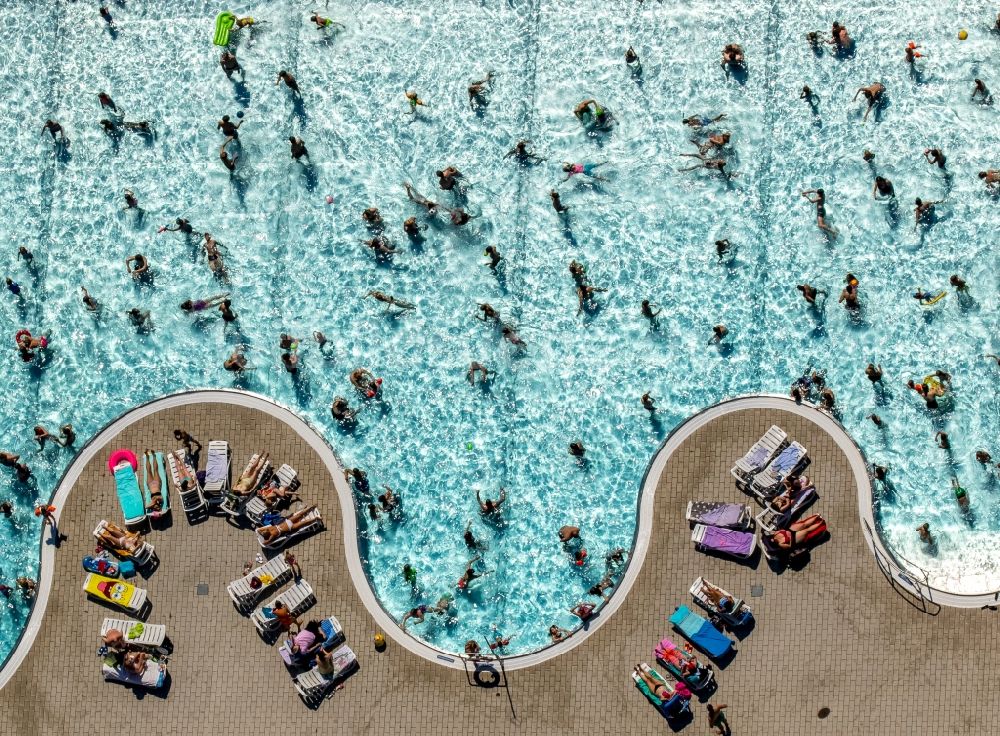 Luftbild Witten - Badegäste auf den Liegewiesen am Schwimmbecken des Freibades Freibad Annen an der Herdecker Straße in Witten im Bundesland Nordrhein-Westfalen