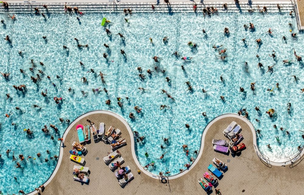 Luftaufnahme Witten - Badegäste auf den Liegewiesen am Schwimmbecken des Freibades Freibad Annen an der Herdecker Straße in Witten im Bundesland Nordrhein-Westfalen