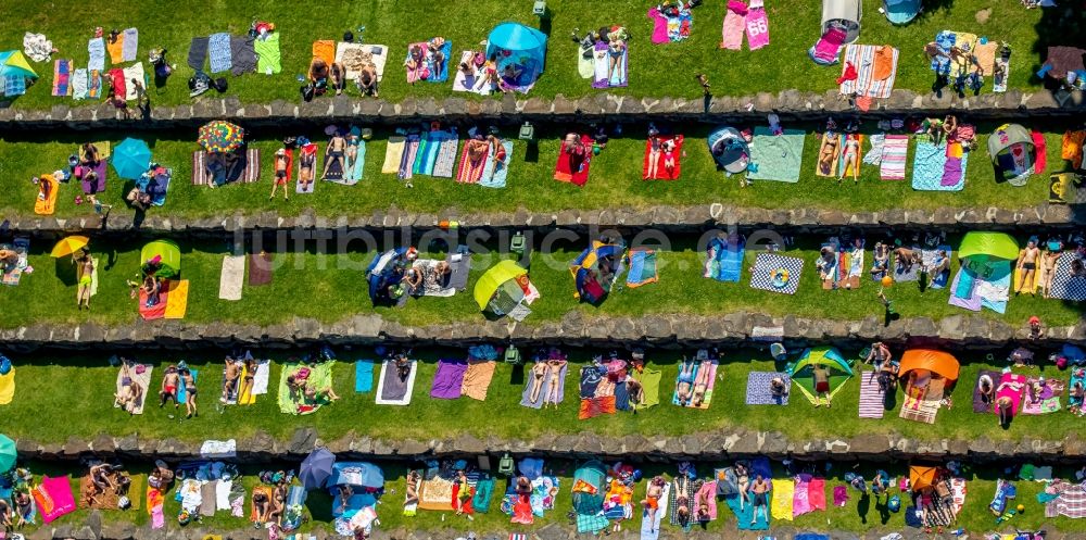 Witten von oben - Badegäste auf den Liegewiesen am Schwimmbecken des Freibades Freibad Annen an der Herdecker Straße in Witten im Bundesland Nordrhein-Westfalen