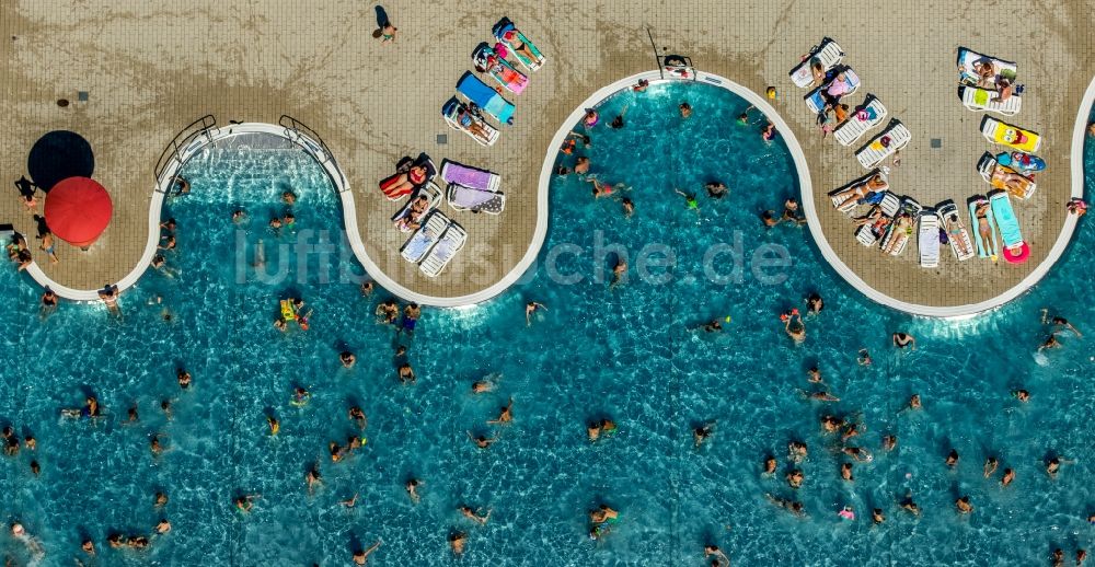 Luftbild Witten - Badegäste auf den Liegewiesen am Schwimmbecken des Freibades Freibad Annen an der Herdecker Straße in Witten im Bundesland Nordrhein-Westfalen