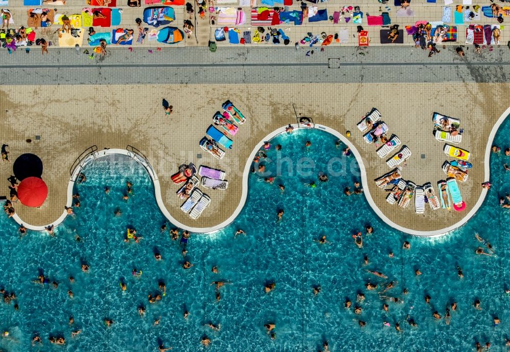 Luftaufnahme Witten - Badegäste auf den Liegewiesen am Schwimmbecken des Freibades Freibad Annen an der Herdecker Straße in Witten im Bundesland Nordrhein-Westfalen