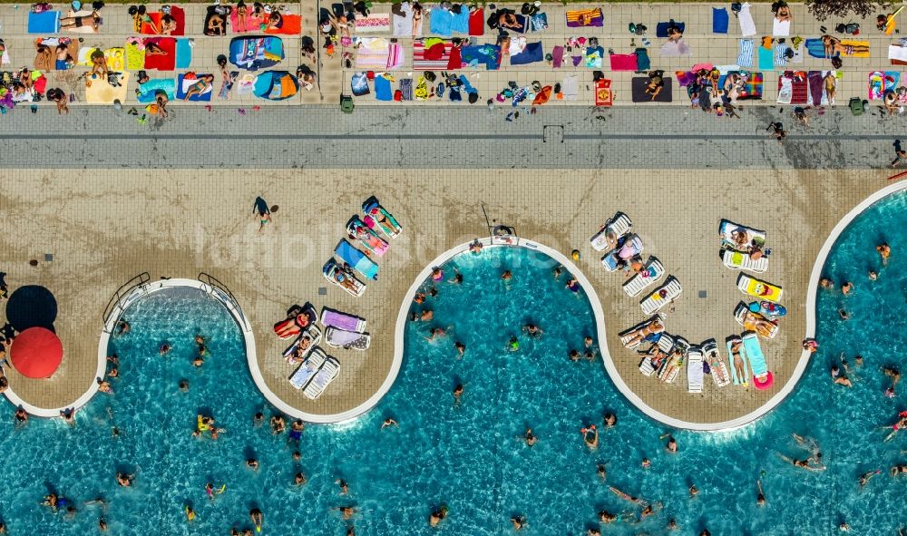 Witten von oben - Badegäste auf den Liegewiesen am Schwimmbecken des Freibades Freibad Annen an der Herdecker Straße in Witten im Bundesland Nordrhein-Westfalen