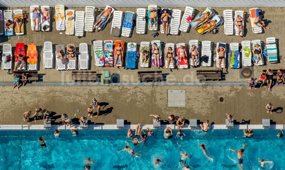 Witten aus der Vogelperspektive: Badegäste auf den Liegewiesen am Schwimmbecken des Freibades Freibad Annen an der Herdecker Straße in Witten im Bundesland Nordrhein-Westfalen