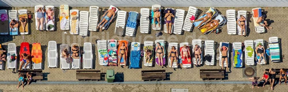 Luftbild Witten - Badegäste auf den Liegewiesen am Schwimmbecken des Freibades Freibad Annen an der Herdecker Straße in Witten im Bundesland Nordrhein-Westfalen