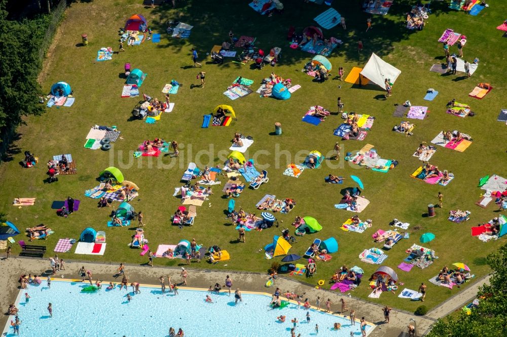 Luftbild Essen - Badegäste auf den Liegewiesen am Schwimmbecken des Freibades Freibad Dellwig am Scheppmannskamp in Essen im Bundesland Nordrhein-Westfalen