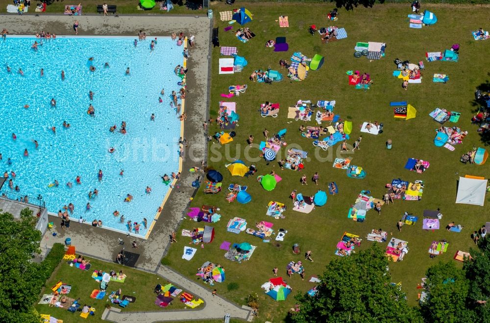 Luftbild Essen - Badegäste auf den Liegewiesen am Schwimmbecken des Freibades Freibad Dellwig am Scheppmannskamp in Essen im Bundesland Nordrhein-Westfalen