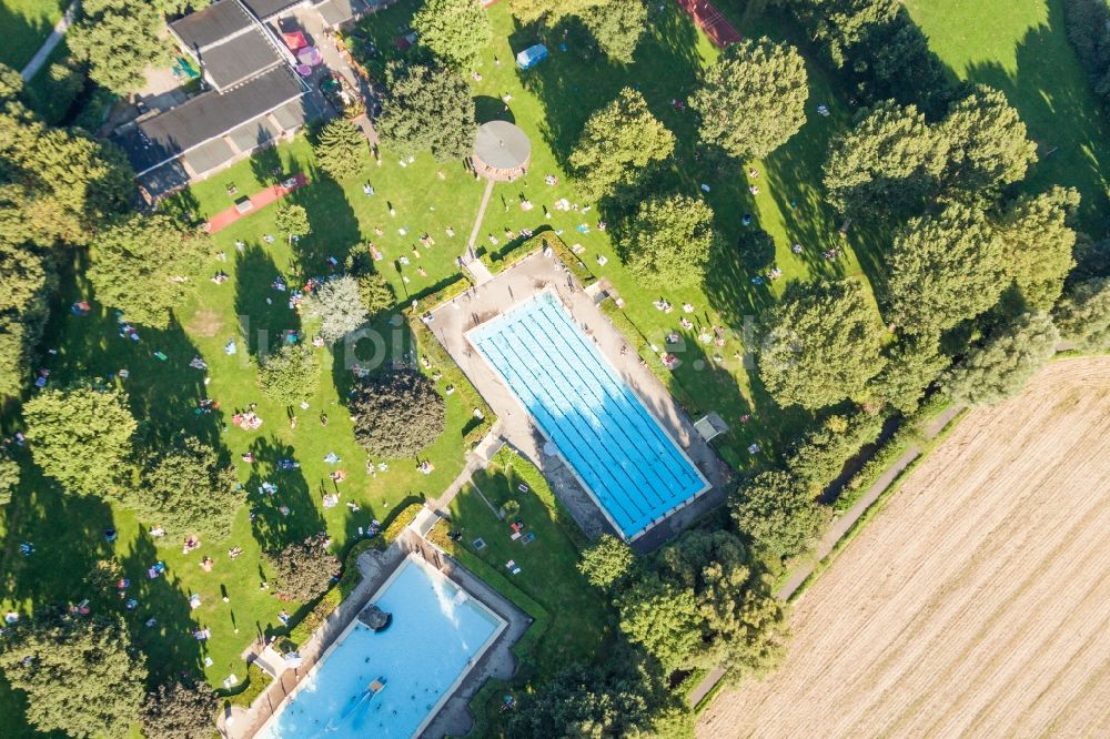 Karlsruhe aus der Vogelperspektive: Badegäste auf den Liegewiesen am Schwimmbecken des Freibades Freibad Rüppurr im Ortsteil Rüppurr in Karlsruhe im Bundesland Baden-Württemberg, Deutschland