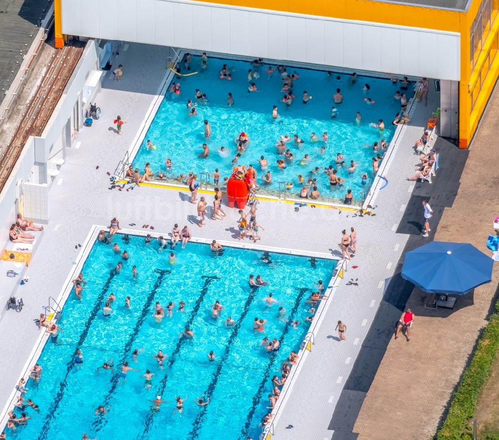 Mülheim an der Ruhr aus der Vogelperspektive: Badegäste auf den Liegewiesen am Schwimmbecken des Freibades Friedrich-Wennmann-Bad an der Yorckstraße in Mülheim an der Ruhr im Bundesland Nordrhein-Westfalen, Deutschland