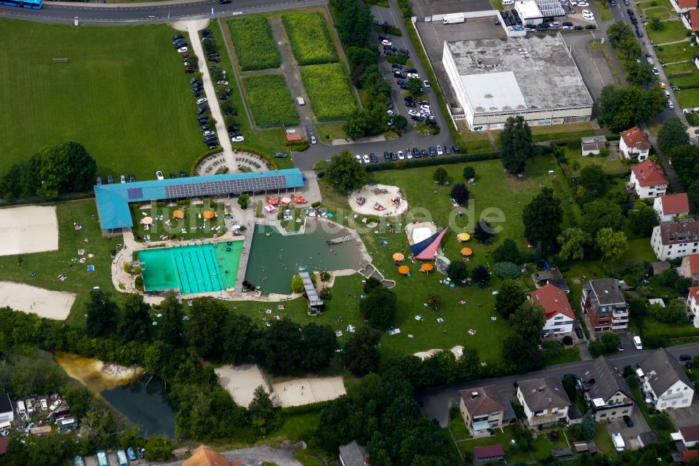 Göttingen von oben - Badegäste auf den Liegewiesen am Schwimmbecken des Freibades Grone in Göttingen im Bundesland Niedersachsen