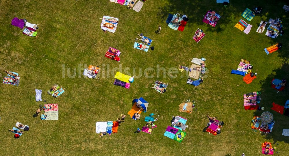 Hattingen aus der Vogelperspektive: Badegäste auf den Liegewiesen am Schwimmbecken des Freibades in Hattingen im Bundesland Nordrhein-Westfalen