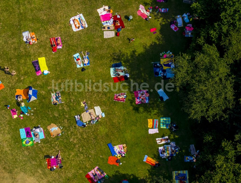 Luftbild Hattingen - Badegäste auf den Liegewiesen am Schwimmbecken des Freibades in Hattingen im Bundesland Nordrhein-Westfalen