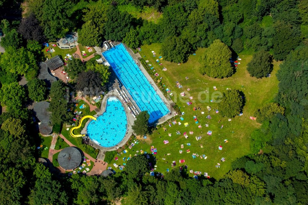 Hattingen aus der Vogelperspektive: Badegäste auf den Liegewiesen am Schwimmbecken des Freibades in Hattingen im Bundesland Nordrhein-Westfalen