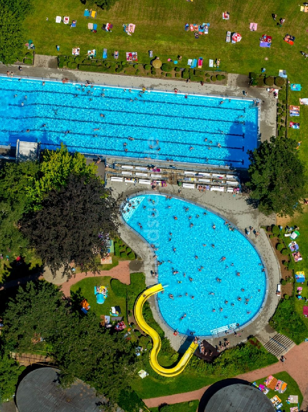 Luftbild Hattingen - Badegäste auf den Liegewiesen am Schwimmbecken des Freibades in Hattingen im Bundesland Nordrhein-Westfalen