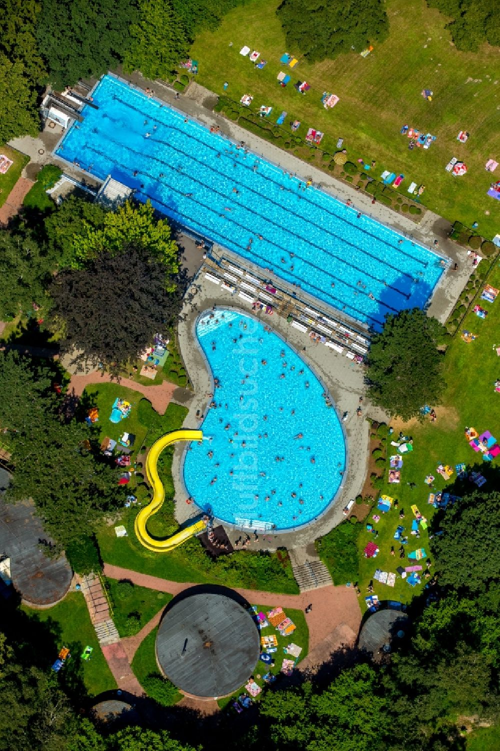 Luftaufnahme Hattingen - Badegäste auf den Liegewiesen am Schwimmbecken des Freibades in Hattingen im Bundesland Nordrhein-Westfalen