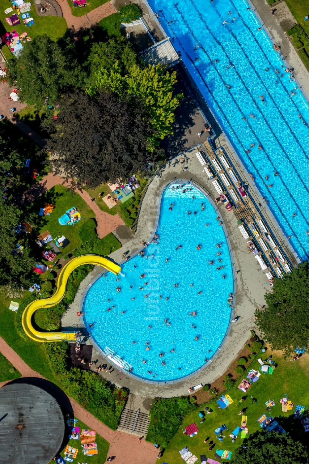 Hattingen von oben - Badegäste auf den Liegewiesen am Schwimmbecken des Freibades in Hattingen im Bundesland Nordrhein-Westfalen