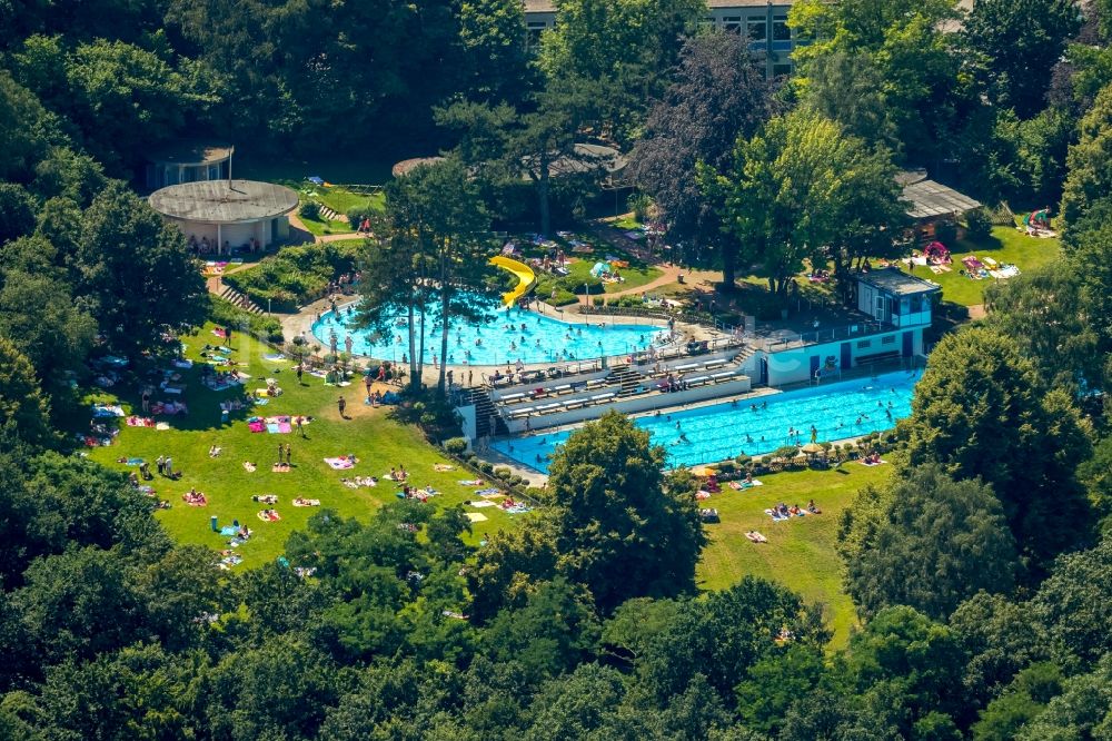 Hattingen aus der Vogelperspektive: Badegäste auf den Liegewiesen am Schwimmbecken des Freibades in Hattingen im Bundesland Nordrhein-Westfalen