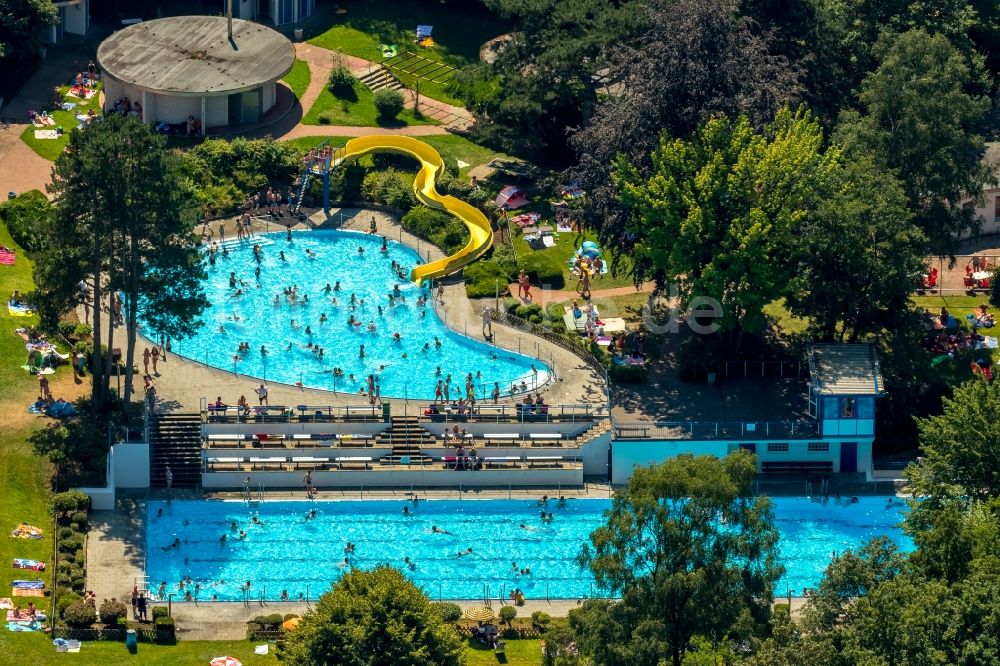 Luftbild Hattingen - Badegäste auf den Liegewiesen am Schwimmbecken des Freibades in Hattingen im Bundesland Nordrhein-Westfalen