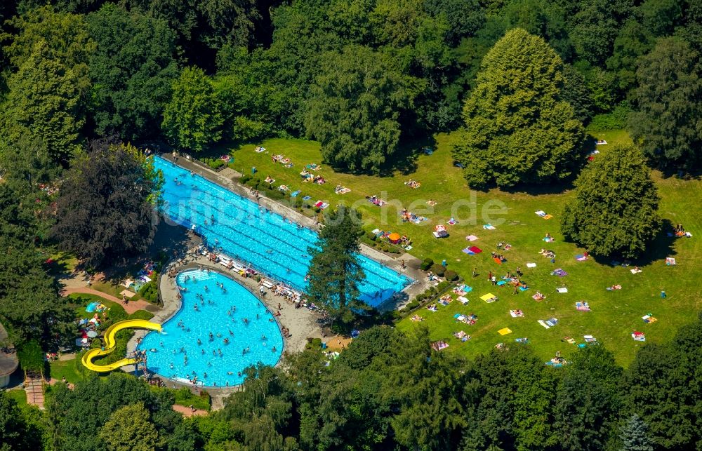 Luftaufnahme Hattingen - Badegäste auf den Liegewiesen am Schwimmbecken des Freibades in Hattingen im Bundesland Nordrhein-Westfalen