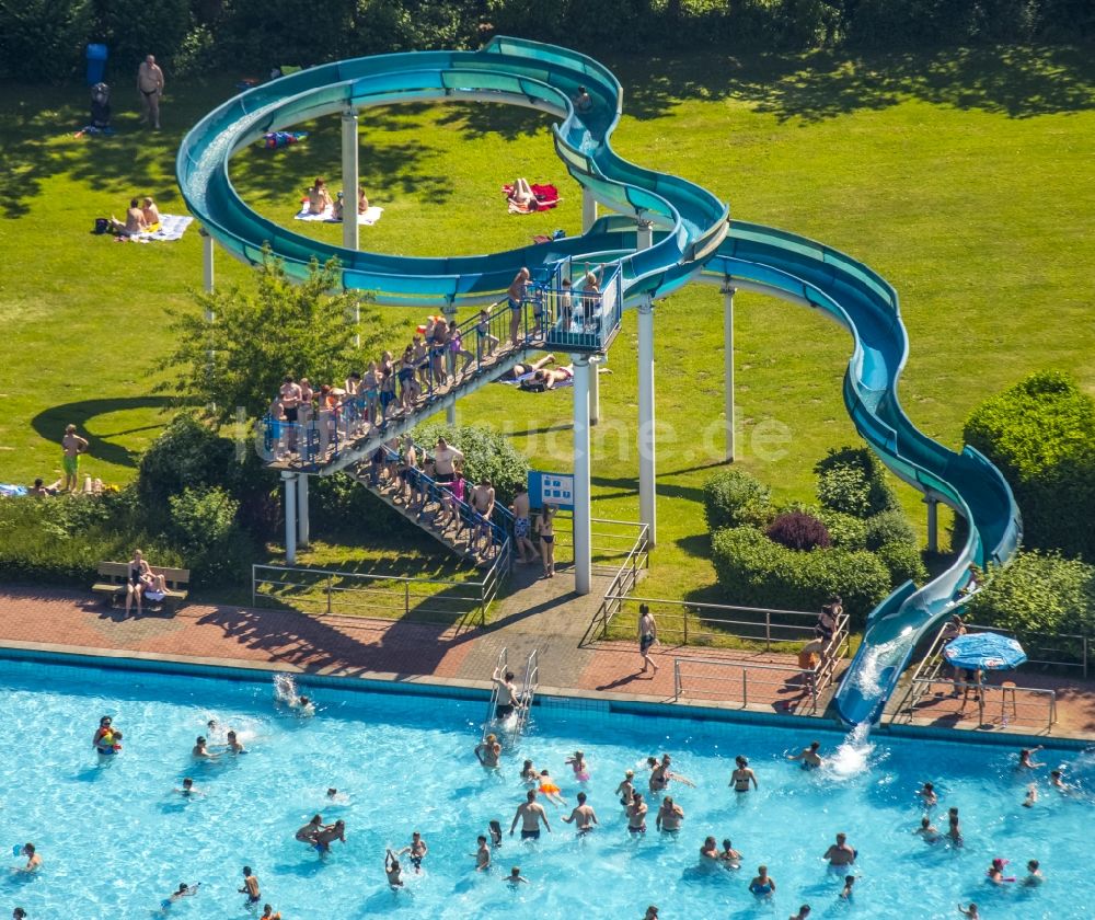 Luftbild Heiligenhaus - Badegäste auf den Liegewiesen am Schwimmbecken des Freibades in Heiligenhaus im Bundesland Nordrhein-Westfalen