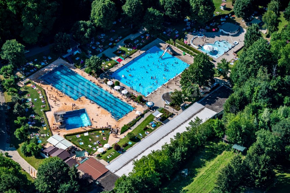 Herbolzheim aus der Vogelperspektive: Badegäste auf den Liegewiesen am Schwimmbecken des Freibades Herbolzheim in Herbolzheim im Bundesland Baden-Württemberg, Deutschland