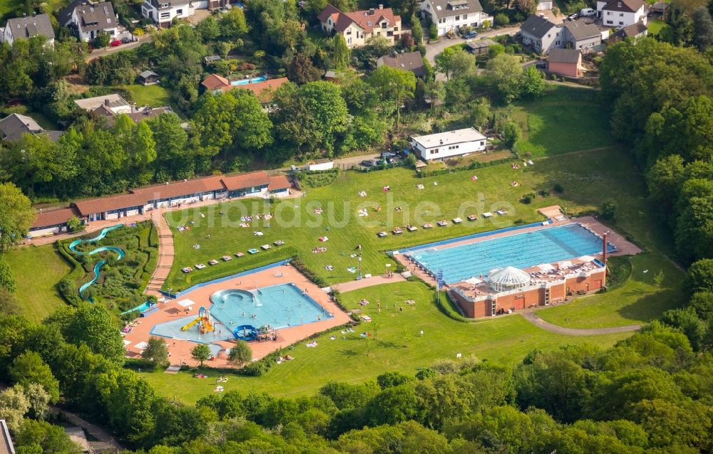 Luftaufnahme Hagen - Badegäste auf den Liegewiesen am Schwimmbecken des Freibades Hestert in Hagen im Bundesland Nordrhein-Westfalen