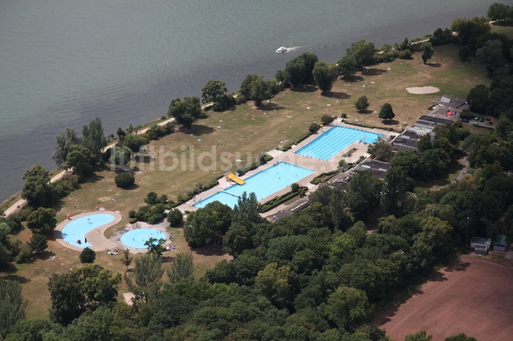 Luftaufnahme Wiesbaden - Badegäste auf den Liegewiesen am Schwimmbecken des Freibades Maaraue in Wiesbaden im Bundesland Hessen, Deutschland