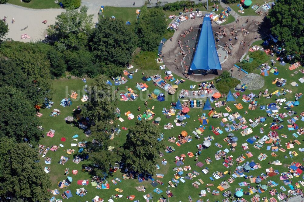 Luftaufnahme München - Badegäste auf den Liegewiesen am Schwimmbecken des Freibades Michaelibad in München im Bundesland Bayern, Deutschland