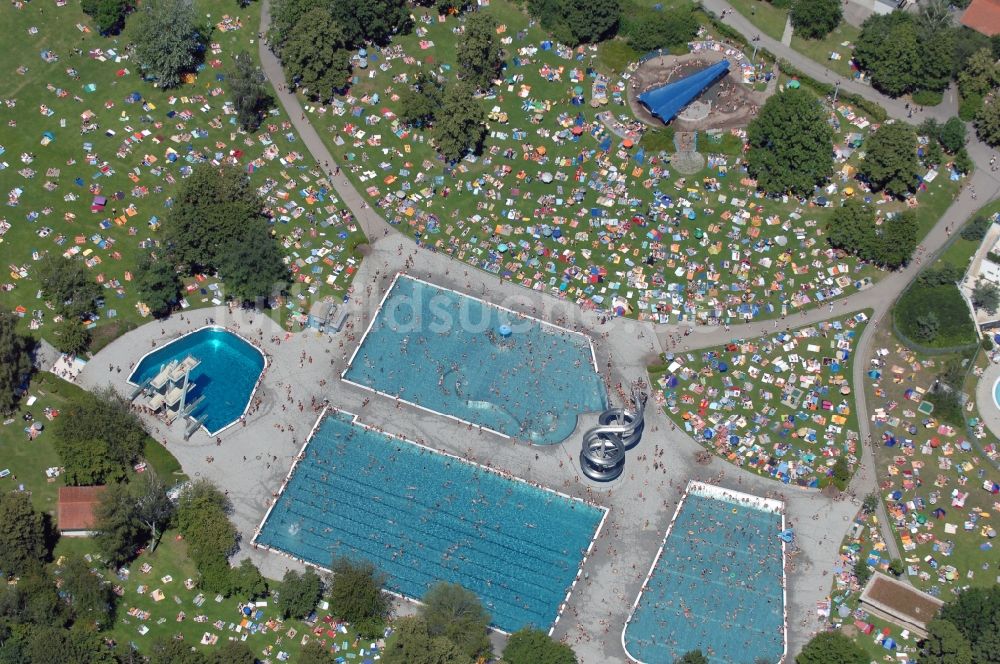 München aus der Vogelperspektive: Badegäste auf den Liegewiesen am Schwimmbecken des Freibades Michaelibad in München im Bundesland Bayern, Deutschland