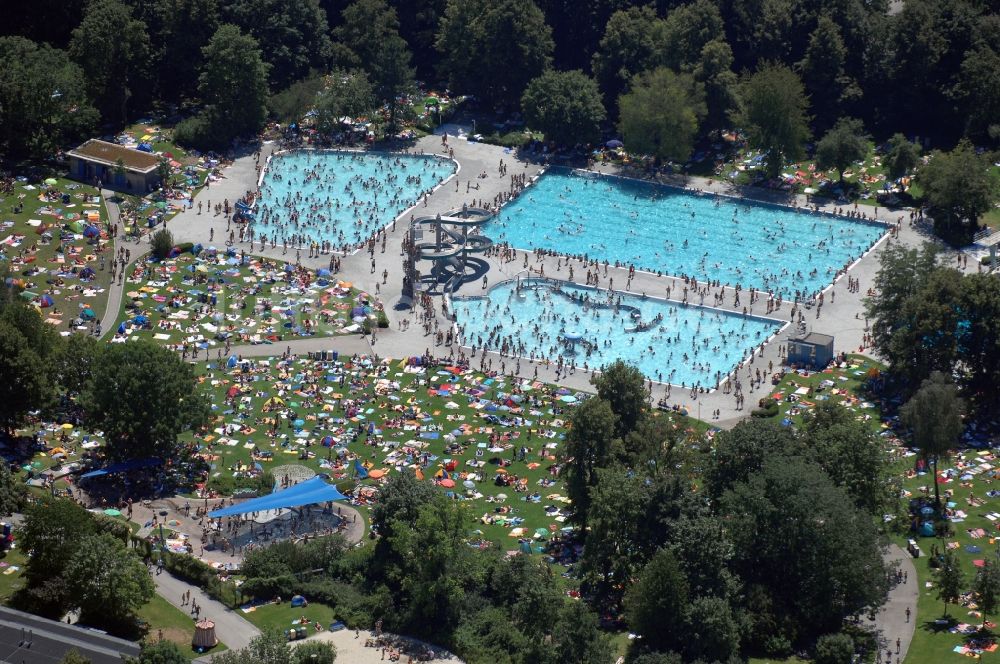 Luftbild München - Badegäste auf den Liegewiesen am Schwimmbecken des Freibades Michaelibad in München im Bundesland Bayern, Deutschland