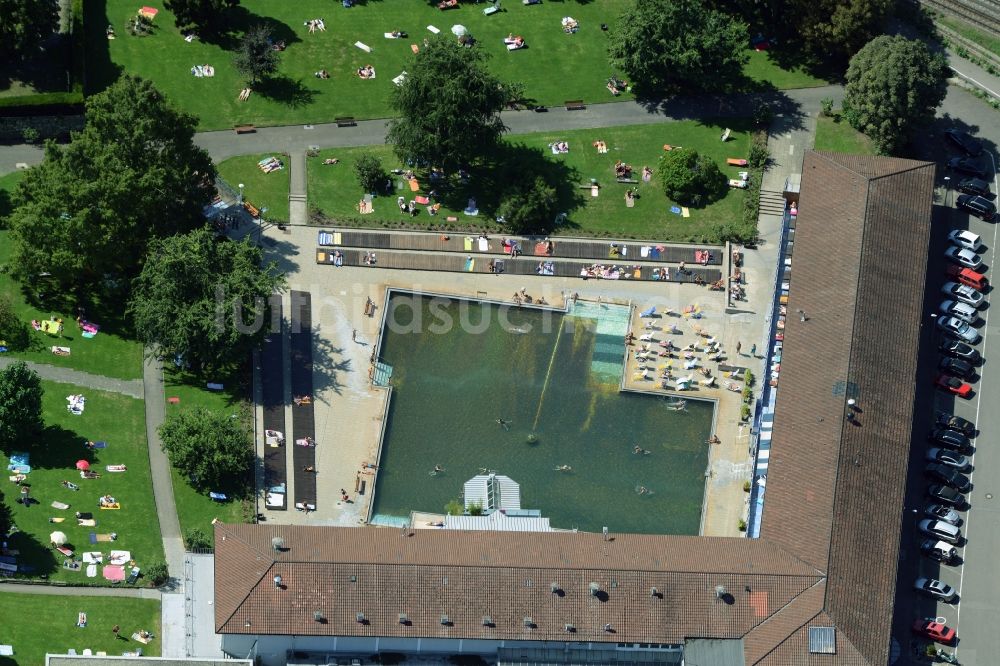 Stuttgart aus der Vogelperspektive: Badegäste auf den Liegewiesen am Schwimmbecken des Freibades Mineral-Heilbad Berg in Stuttgart im Bundesland Baden-Württemberg