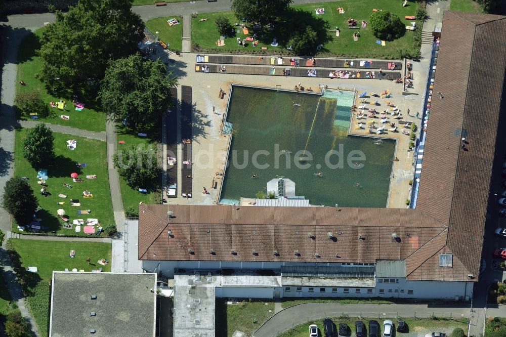 Luftbild Stuttgart - Badegäste auf den Liegewiesen am Schwimmbecken des Freibades Mineral-Heilbad Berg in Stuttgart im Bundesland Baden-Württemberg