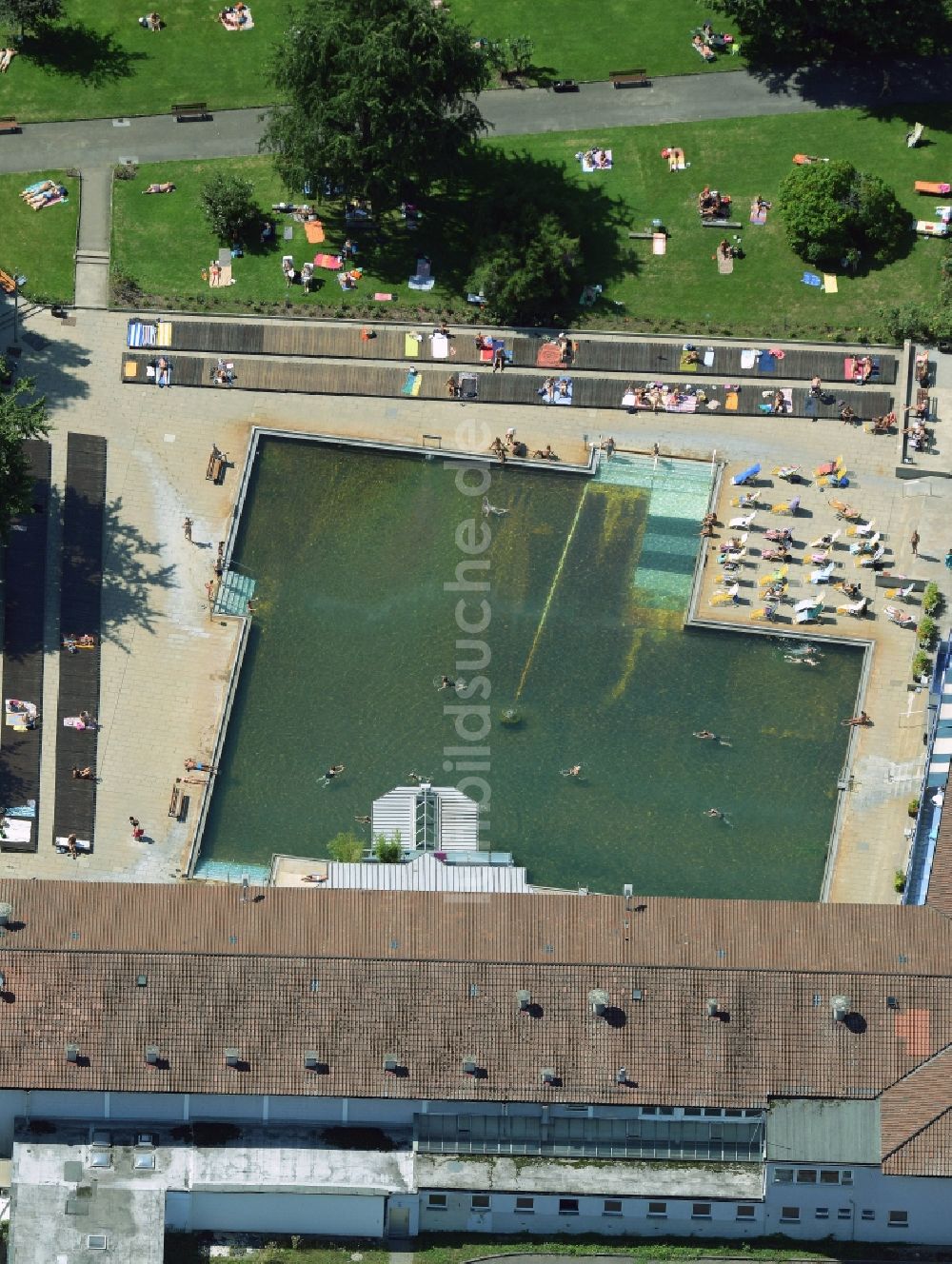 Luftaufnahme Stuttgart - Badegäste auf den Liegewiesen am Schwimmbecken des Freibades Mineral-Heilbad Berg in Stuttgart im Bundesland Baden-Württemberg