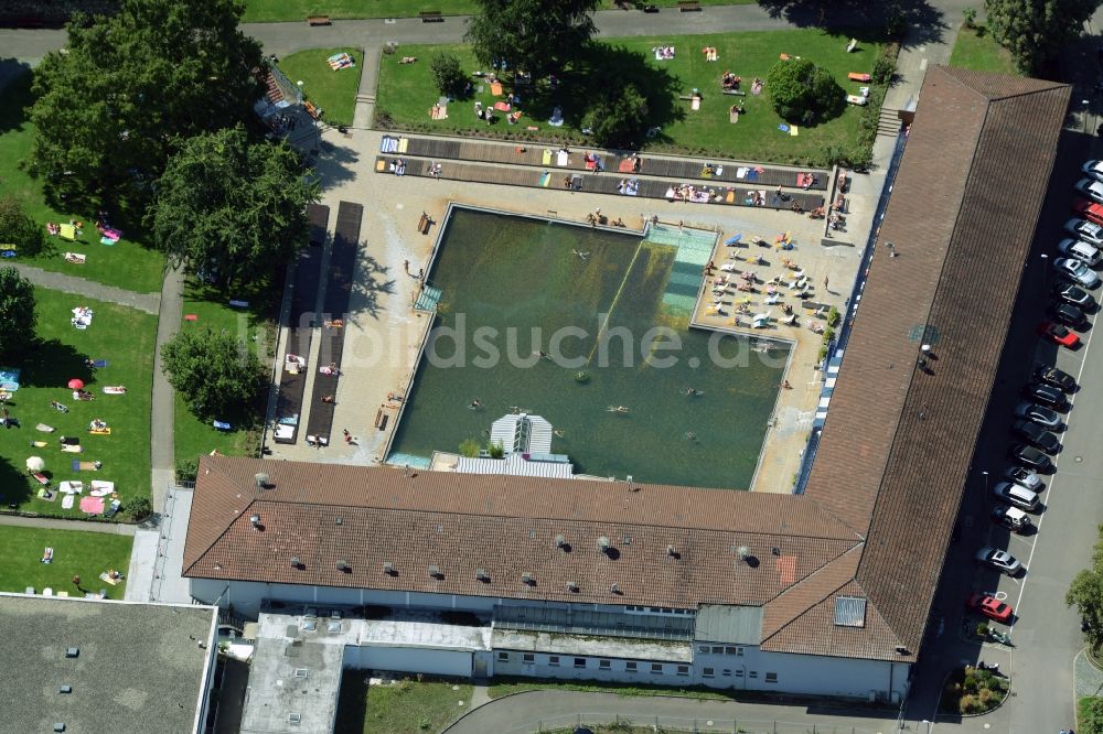 Stuttgart von oben - Badegäste auf den Liegewiesen am Schwimmbecken des Freibades Mineral-Heilbad Berg in Stuttgart im Bundesland Baden-Württemberg