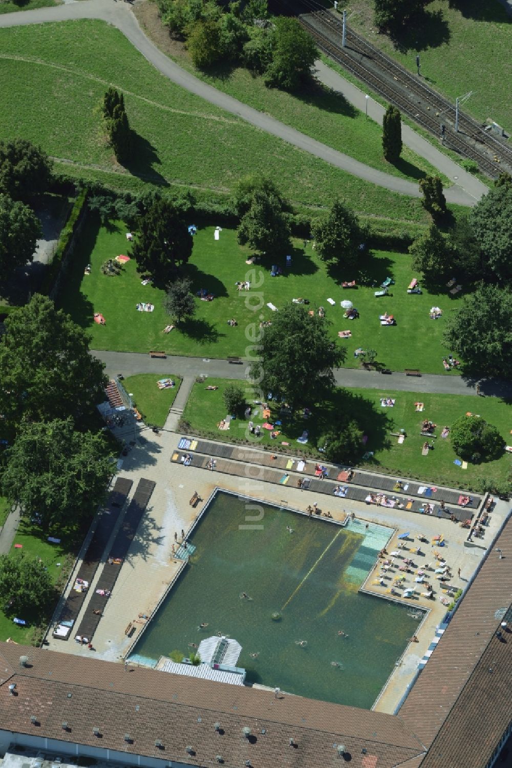 Stuttgart aus der Vogelperspektive: Badegäste auf den Liegewiesen am Schwimmbecken des Freibades Mineral-Heilbad Berg in Stuttgart im Bundesland Baden-Württemberg