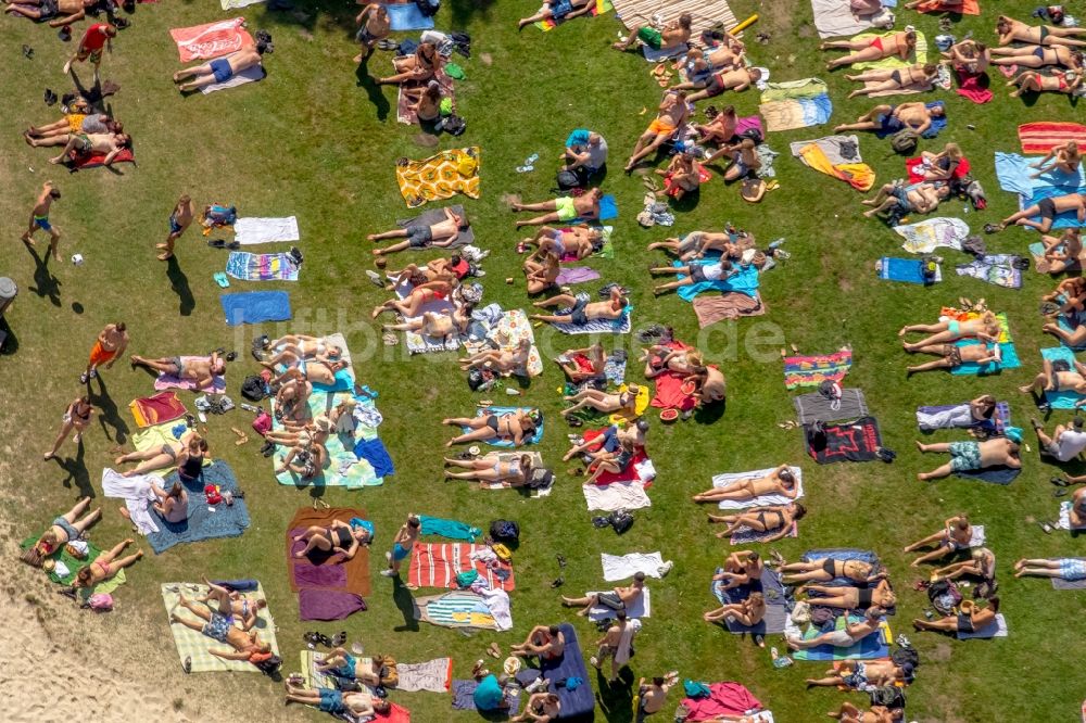 Mülheim an der Ruhr von oben - Badegäste auf den Liegewiesen am Schwimmbecken des Freibades Naturbad Mülheim-Styrum an der Friesenstraße in Mülheim an der Ruhr im Bundesland Nordrhein-Westfalen