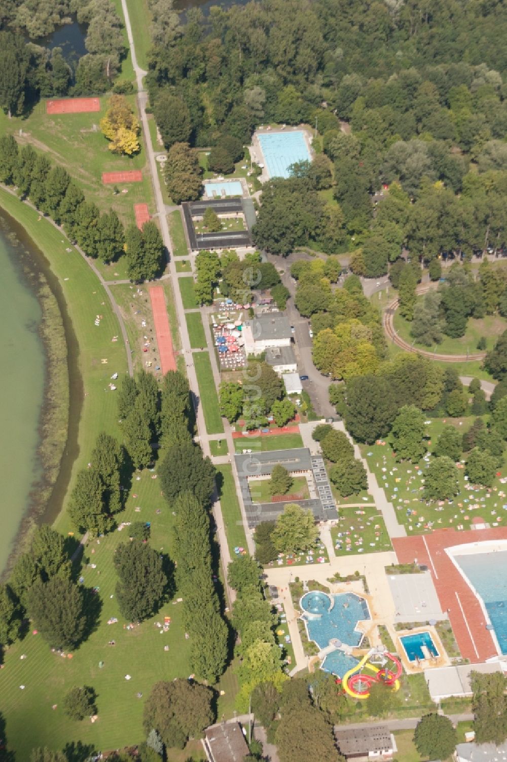 Karlsruhe aus der Vogelperspektive: Badegäste auf den Liegewiesen am Schwimmbecken des Freibades Rheinstrandbad Rappenwört am Rhein im Ortsteil Daxlanden in Karlsruhe im Bundesland Baden-Württemberg, Deutschland