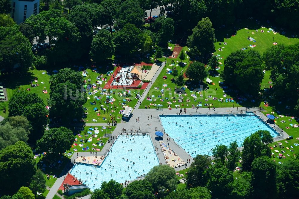 München von oben - Badegäste auf den Liegewiesen am Schwimmbecken des Freibades Schyrenbad an der Claude-Lorrain-Straße im Ortsteil Untergiesing-Harlaching in München im Bundesland Bayern, Deutschland