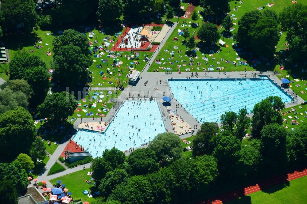 München aus der Vogelperspektive: Badegäste auf den Liegewiesen am Schwimmbecken des Freibades Schyrenbad an der Claude-Lorrain-Straße im Ortsteil Untergiesing-Harlaching in München im Bundesland Bayern, Deutschland