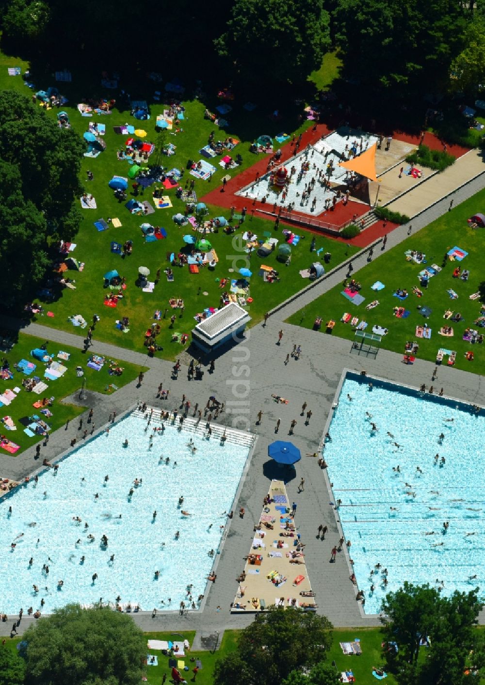 Luftbild München - Badegäste auf den Liegewiesen am Schwimmbecken des Freibades Schyrenbad an der Claude-Lorrain-Straße im Ortsteil Untergiesing-Harlaching in München im Bundesland Bayern, Deutschland