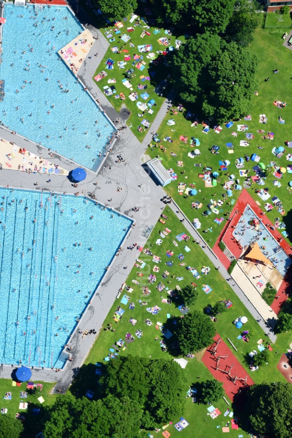 München aus der Vogelperspektive: Badegäste auf den Liegewiesen am Schwimmbecken des Freibades Schyrenbad an der Claude-Lorrain-Straße im Ortsteil Untergiesing-Harlaching in München im Bundesland Bayern, Deutschland