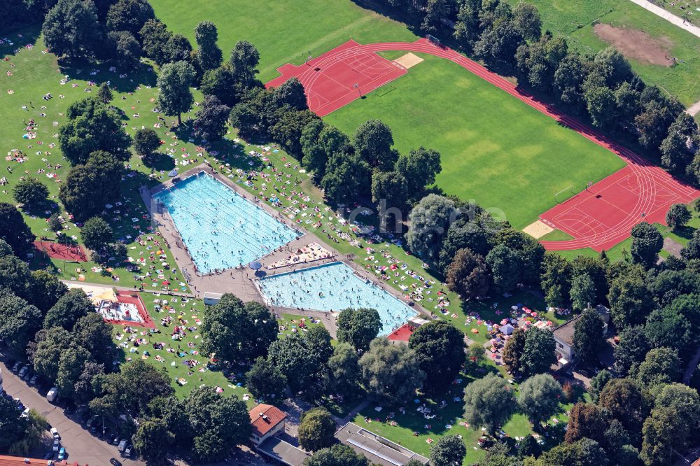 Luftbild München - Badegäste auf den Liegewiesen am Schwimmbecken des Freibades Schyrenbad in München im Bundesland Bayern, Deutschland