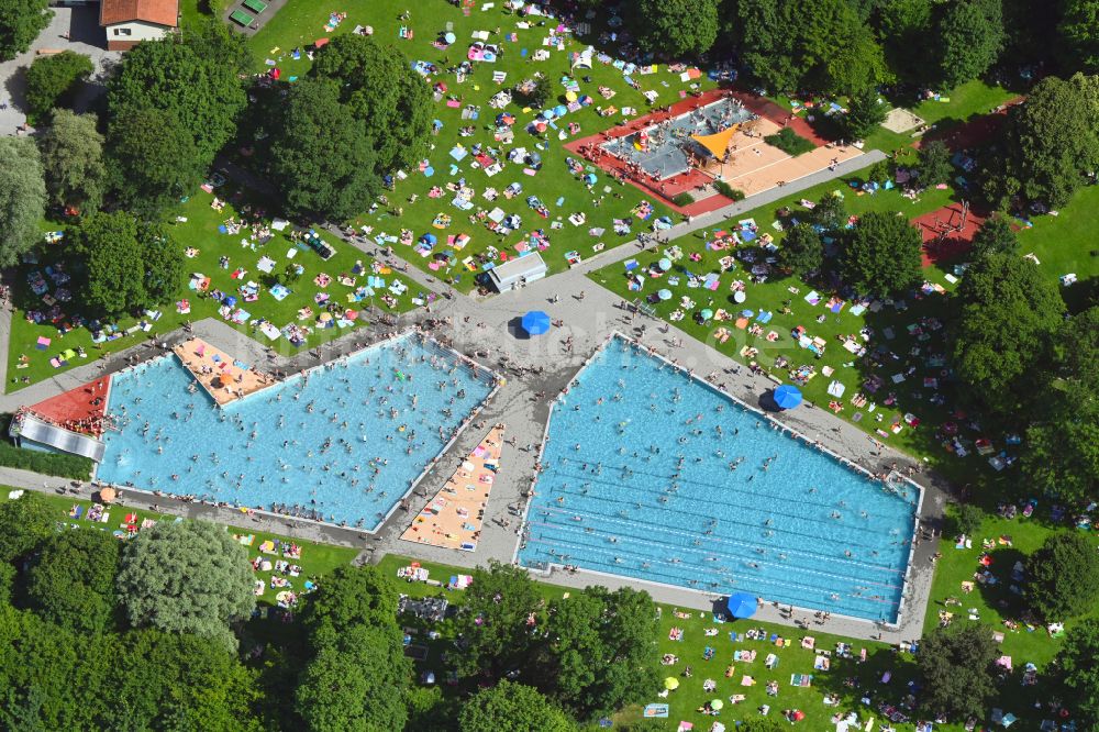 München von oben - Badegäste auf den Liegewiesen am Schwimmbecken des Freibades Schyrenbad in München im Bundesland Bayern, Deutschland