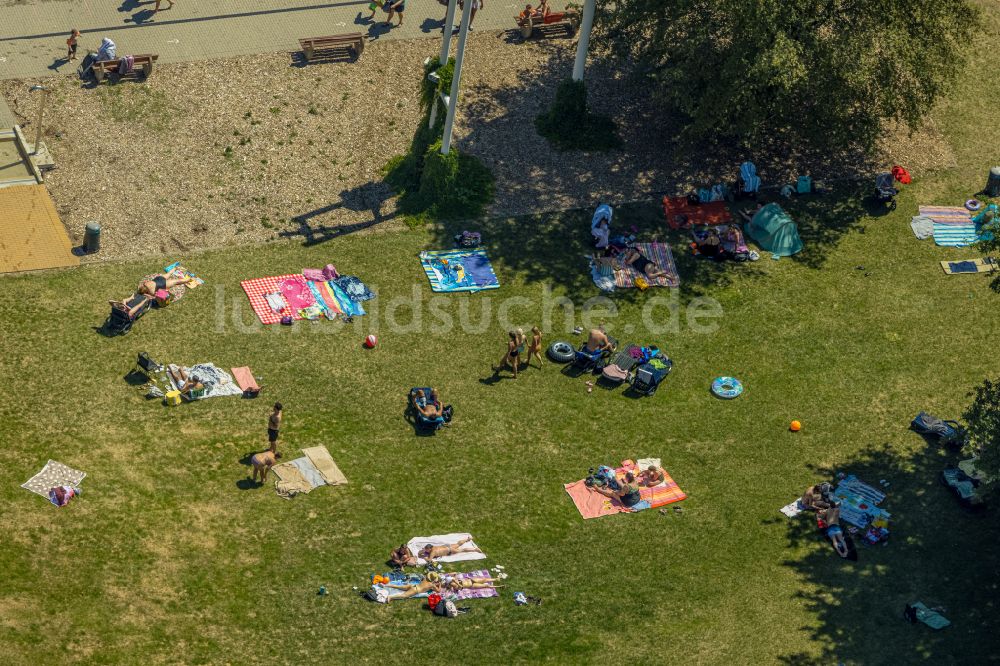 Vonderort von oben - Badegäste auf den Liegewiesen am Schwimmbecken des Freibades Solbad Vonderort in Vonderort im Bundesland Nordrhein-Westfalen, Deutschland