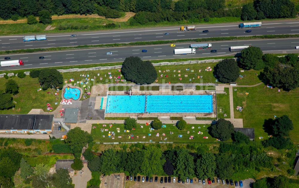 Bottrop von oben - Badegäste auf den Liegewiesen am Schwimmbecken des Freibades Stenkhoff-Bad an der Stenkhoffstraße in Bottrop im Bundesland Nordrhein-Westfalen