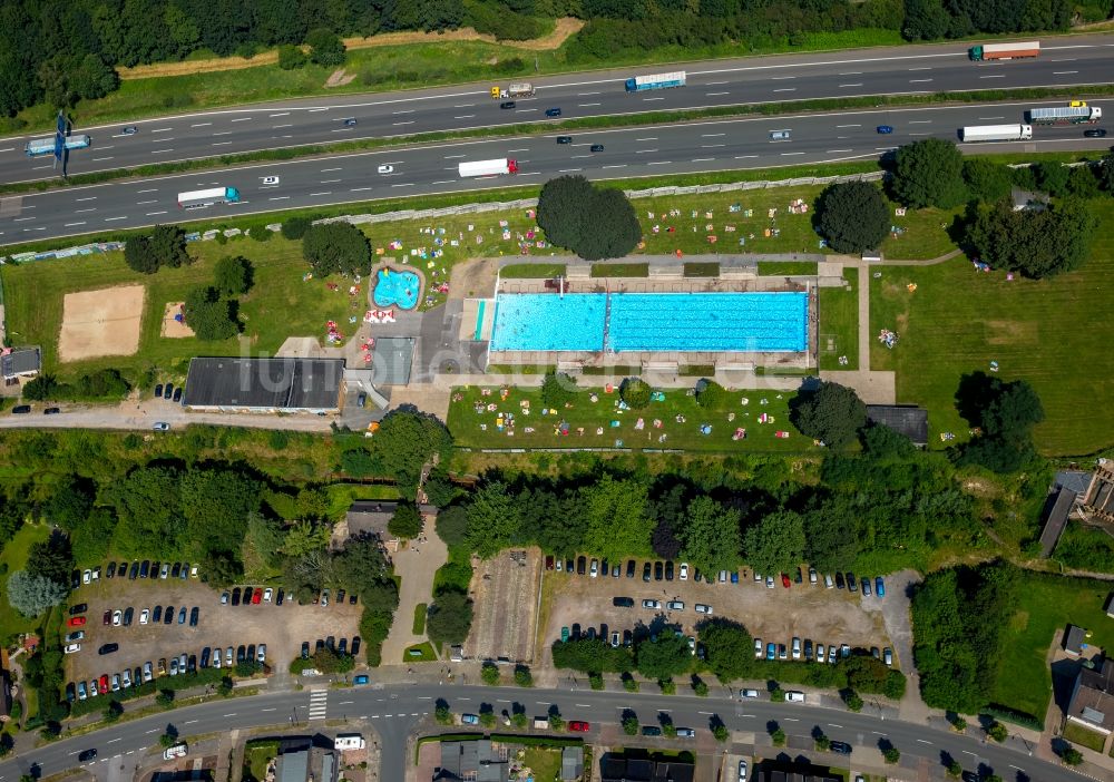 Bottrop aus der Vogelperspektive: Badegäste auf den Liegewiesen am Schwimmbecken des Freibades Stenkhoff-Bad an der Stenkhoffstraße in Bottrop im Bundesland Nordrhein-Westfalen