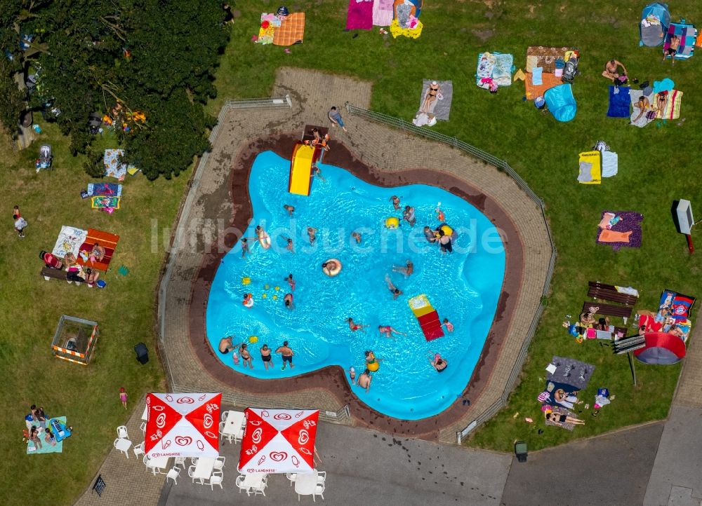 Luftbild Bottrop - Badegäste auf den Liegewiesen am Schwimmbecken des Freibades Stenkhoff-Bad an der Stenkhoffstraße in Bottrop im Bundesland Nordrhein-Westfalen